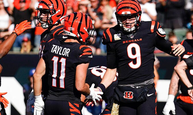 Joe Burrow saluda a Trent Taylor tras una anotacion de Cincinnati Bengals en la NFL 2022