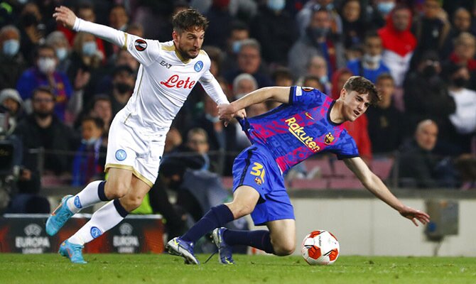 Dries Mertens y Gavi disputando el balón. UEFA Europa League, cuotas del Napoli vs Barcelona.