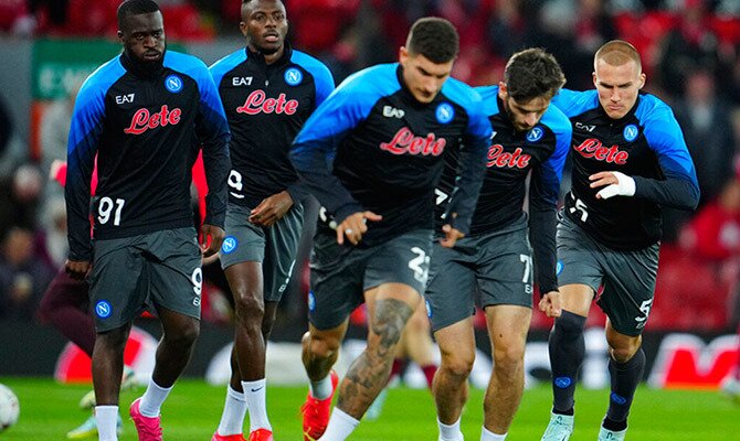 Jugadores del Napoli en calentamiento previo a un partido esta temporada