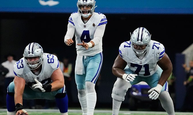 Dak Prescott mira el terreno al iniciar la jugada para los Vaqueros de Dallas