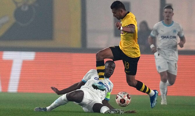 Orbelin Pineda del AEK Atenas en partido contra el Marsella