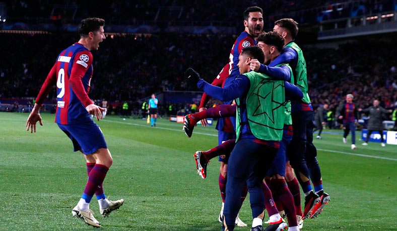 Robert Lewandowski celebra un gol del Barcelona en Champions