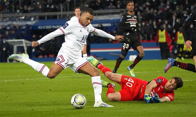 Kylian Mbappé se prepara para lanzar a puerta. Pronósticos PSG vs Real Madrid, Champions League.