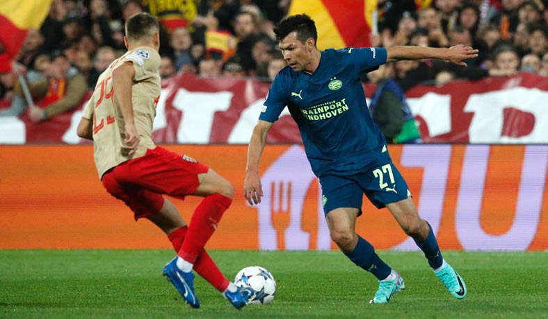 Hirving Lozano del PSV en partido ante Lens por la Champions