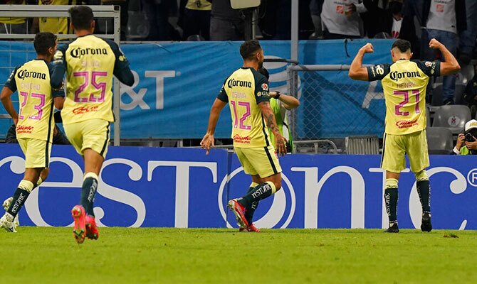 Henry Martin celebra una anotacion para el America