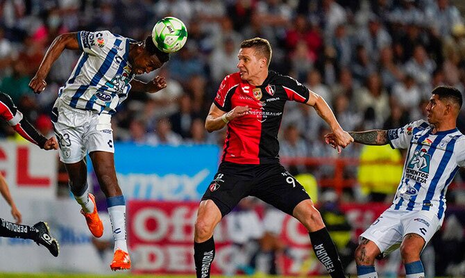 Oscar Murillo del Pachuca y Julio Furch del Atlas disputando un balon