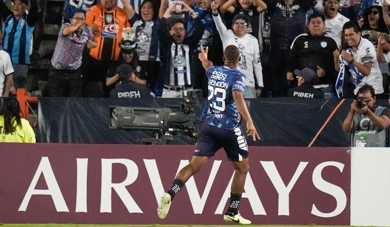 Salomon Rondon celebra un gol de Pachuca ante Columbus