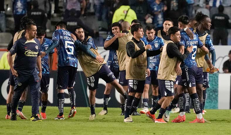 Jugadores de Pachuca celebran tras eliminar al America en Concacaf