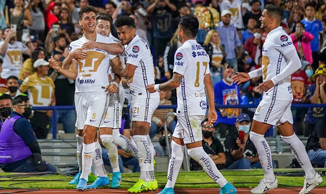 Juan Dinenno de los Pumas celebra una anotacion con sus compañeros
