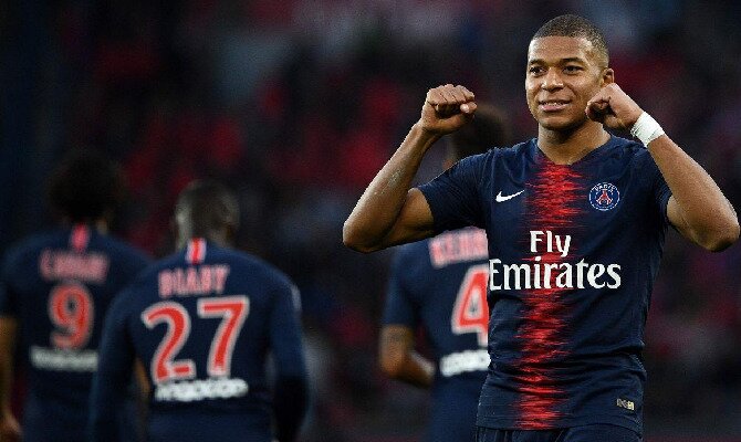 Kylian Mbappé del Paris Saint Germain celebrando un gol contra el Amiens