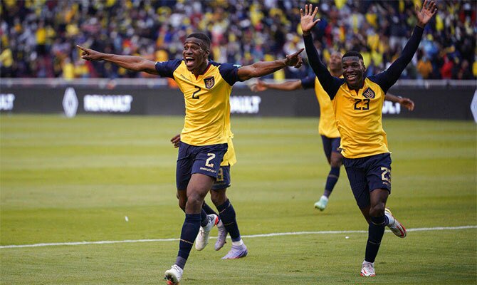 Félix Torres celebra un gol con sus compañeros. Cuotas y pronósticos Perú vs Ecuador.