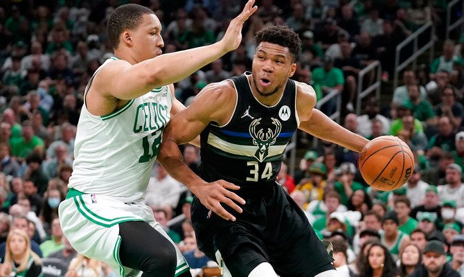 Giannis de los Bucks en partido de temporada regular frente a los Celtics