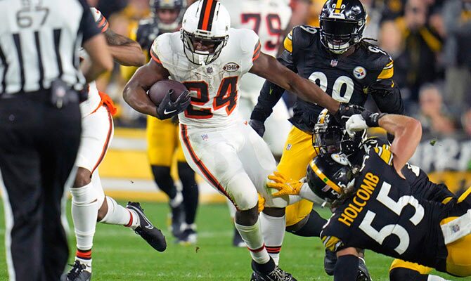 Nick Chubb de Browns ante Cole Holcomb y Damontae Kazee de Steelers