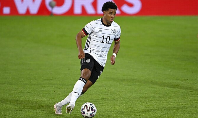 Gnabry controla el balón con la camiseta de la Mannschaft Cuotas Portugal vs Alemania Euro 2020.
