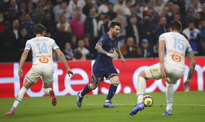 Lionel Messi del PSG ante Luan Peres del Olympique Marsella