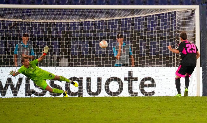 Santiago Gimenez anotando de penal para Feyenoord en Europa League