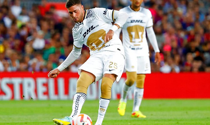 Arturo Ortiz de los Pumas busca una salida de balon con pase