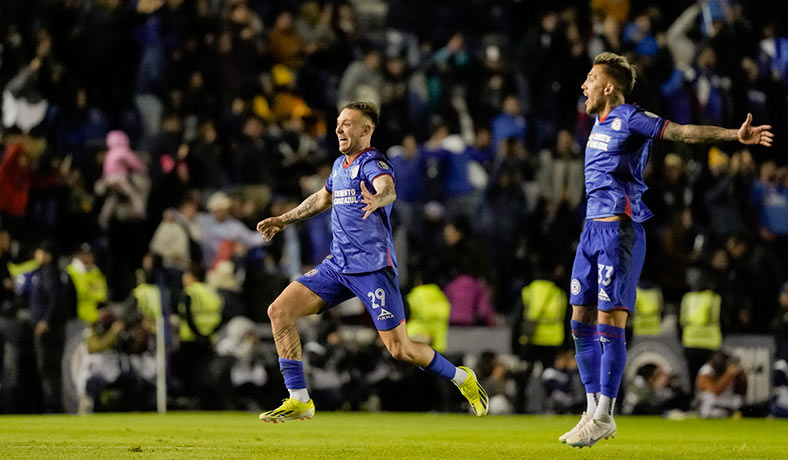 Carlos Rotondi y Gonzalo Piovi festejan un gol de Cruz Azul