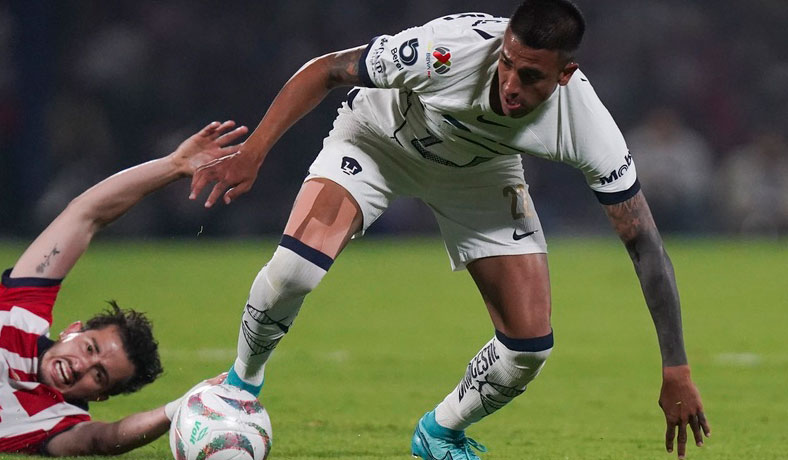 Robert Ergas de los Pumas en partido contra Chivas