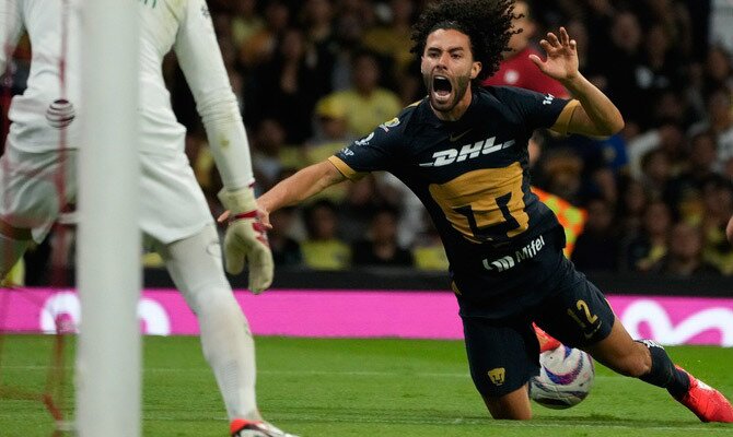 César Huerta cae en el área en partido de los Pumas ante el América