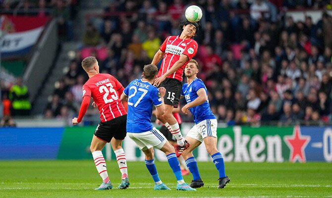 Erick Gutierrez cabecea el balon en juego del PSV Eindhoven por Europa League