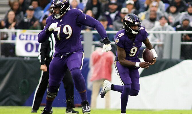 Lamar Jackson corre con el balón en partido de Baltimore Ravens en la NFL 2023