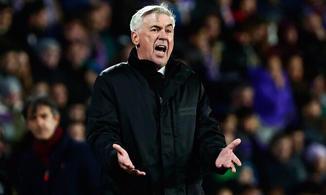 Carlo Ancelotti gira instrucciones en partido del Real Madrid en 2023