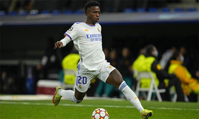 Vinicius controla el balón en la imagen. Pronósticos Real Madrid vs Atlético de Madrid, LaLiga.
