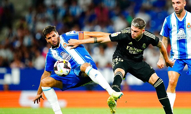 Fede Valverde del Real Madrid disputa el balon ante Leandro Cabrera del Espanyol