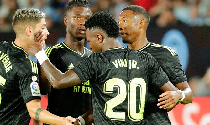 Vinicius del Real Madrid celebra un gol con sus compañeros