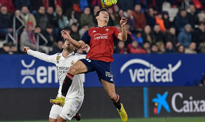 Marco Asensio disputa un balon en partido del Real Madrid ante Osasuna en LaLiga