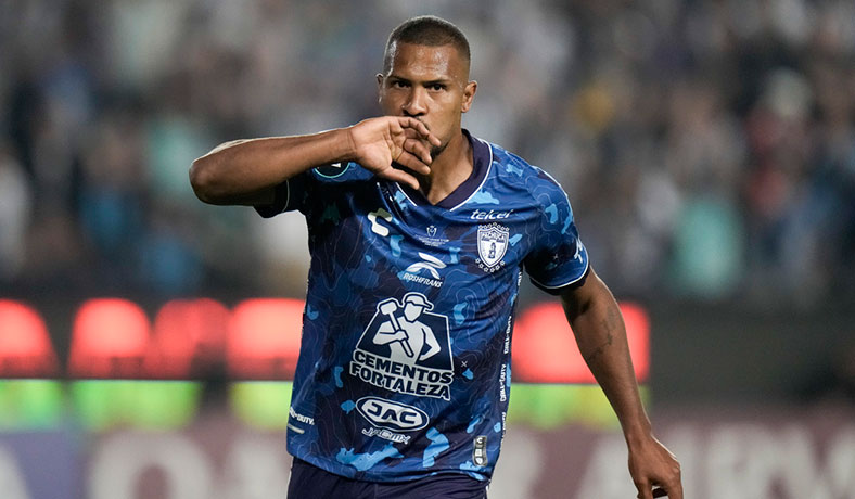 Salomon Rondon festeja un gol para Pachuca en Concacaf