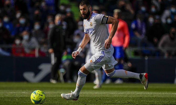 Karim Benzema corre con el balón en los pies. Cuotas Real Madrid Vs Valencia de LaLiga de España.