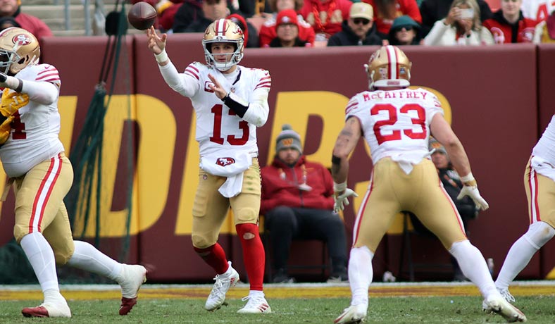 Brock Purdy pasa el balon a Christian McCaffrey en juego de los 49ers