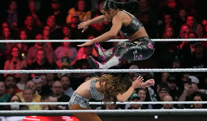Bianca Belair en combate contra Carmella en WWE