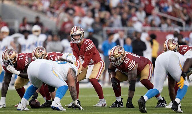 Brock Purdy de San Francisco 49ers en partido de pretemporada NFL