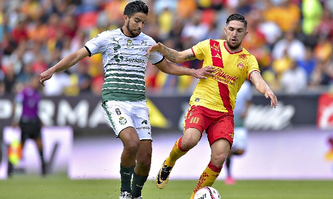 Osvaldo Martínez de Santos en el juego contra el Querétaro