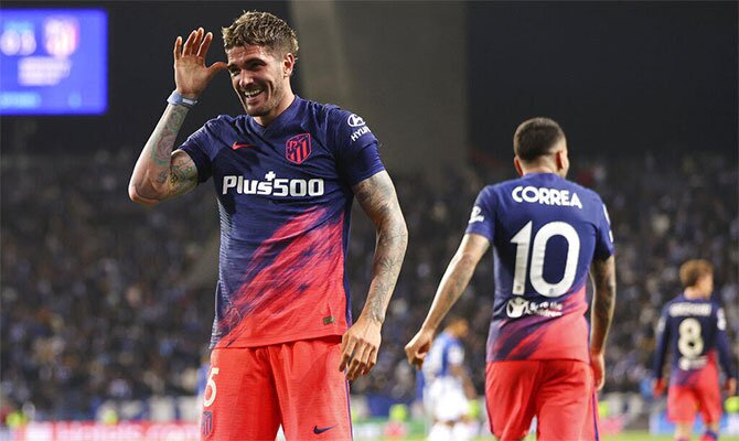 Rodrigo de Paul celebra un gol mirando a una cámara. Pronósticos Sevilla vs Atlético de Madrid.