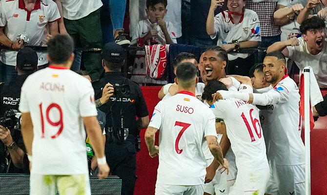 Jugadores del Sevilla celebran una anotacion en el Estadio Ramon Sanchez Pizjuan