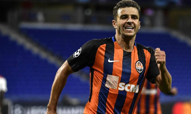 Júnior Moraes del Shakhtar Donetsk festejando su gol contra el Lyon