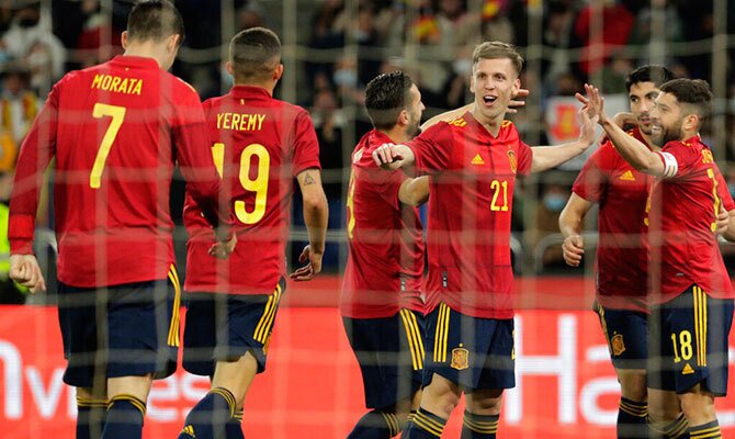 Jugadores de la seleccion española festejan un gol