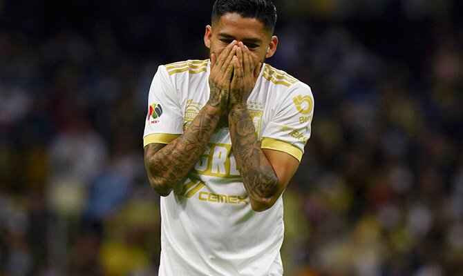 Javier Aquino de los Tigres se lamenta por una oportunidad perdida en la Liga MX