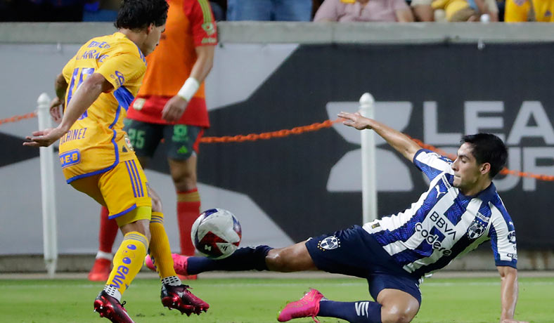 Diego Laines de Tigres ante Erick Aguirre de Monterrey