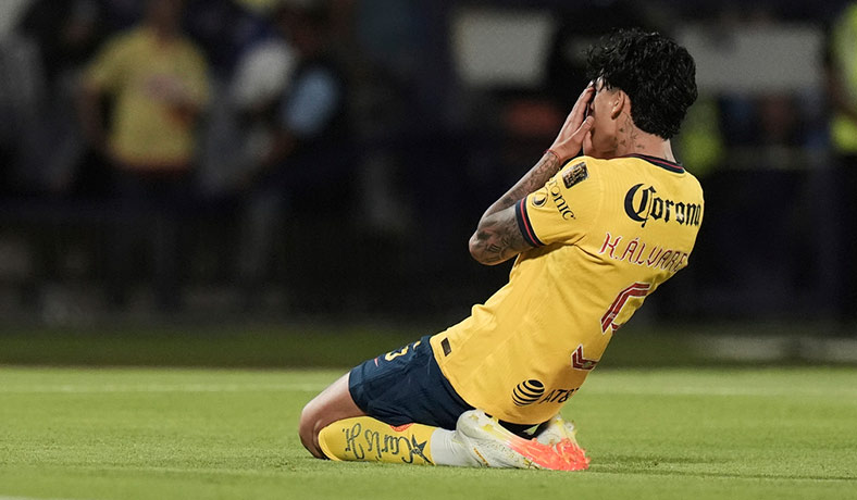 Kevin Alvarez lamenta una oportunidad de gol del America