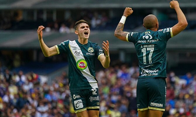 Israel Reyes y Emanuel Gularte festejan un gol del Puebla