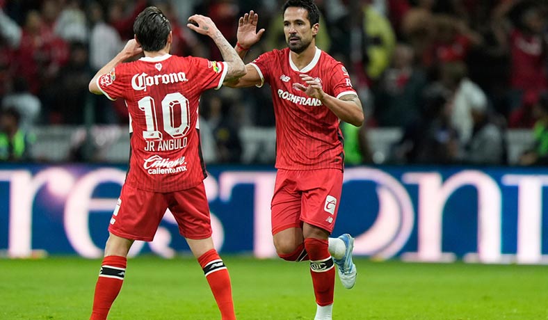 Luan Garcia y Jesus Angulo festejan un gol del Toluca
