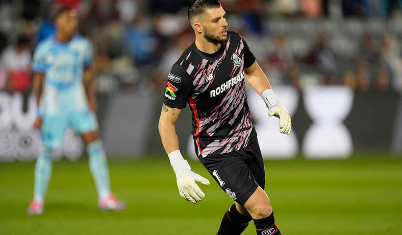Tiago Volpi arquero del Toluca en partido de Leagues Cup