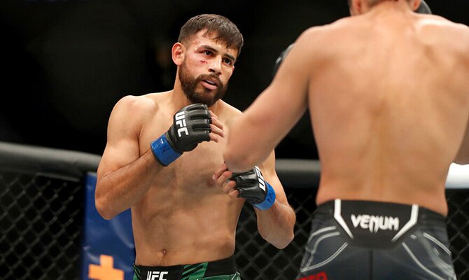 El campeón mexicano Yair Rodríguez en combate en la UFC
