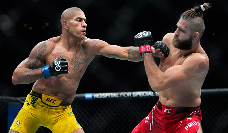 El brasileño Alex Pereira ante Jiri Prochazka en UFC 295