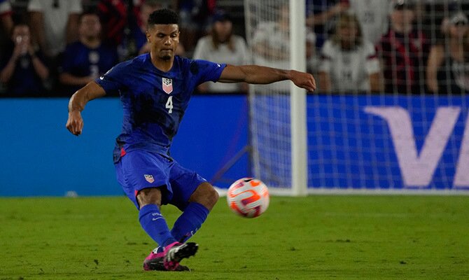 El defensa Miles Robinson en partido de la selección de Estados Unidos